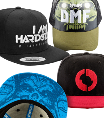 Vier custom made caps met borduring, print op de klep en eigen kleurcombinaties