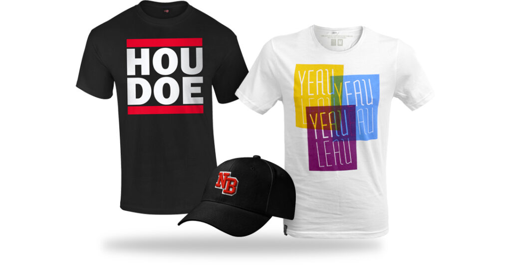 Omgelabelde kleding: twee bedrukte T-shirts met eigen label en een geborduurde cap