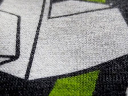 Discharge-print op donker textiel